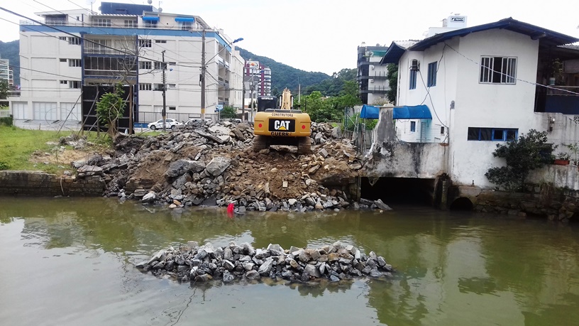 Ponte sobre o Rio Bela cruz foi demolida 