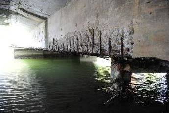 Situação da estrutura da ponte sobre o rio Perequê