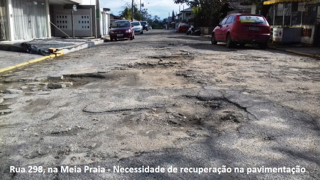 Rua 298, no Bairro Meia Praia